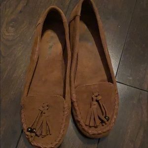 Minnetonka Moccasins with tassels size 8